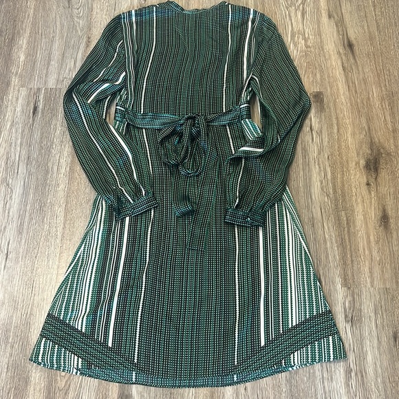 Tahari Women's Green Silk V-Neck Empire Waist Tie Back Dress Size 4 - Picture 4 of 10